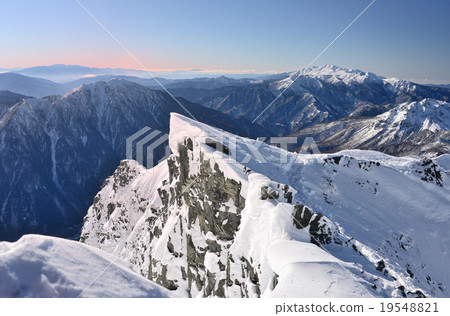 你希望從Nishihodakadake山頂的冬季山脊線 19548821