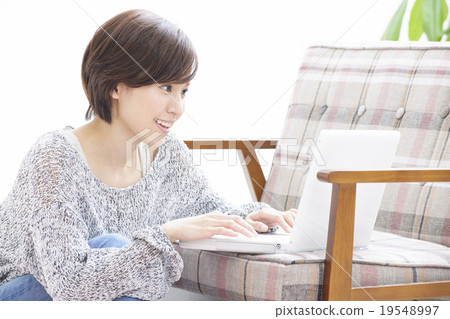 年輕的女士 19548997