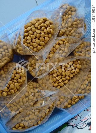 dog food in plastic bag 19549054