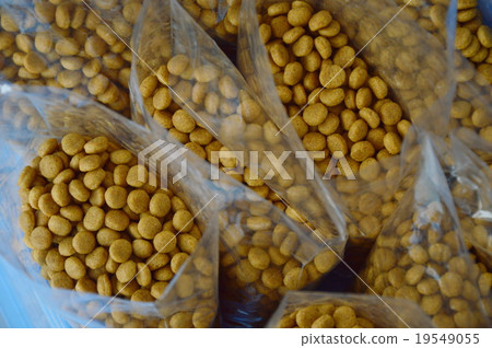 dog food in plastic bag 19549055