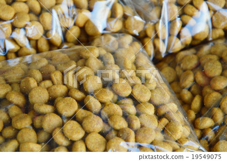 dog food in plastic bag 19549075