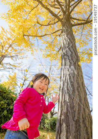在秋天公園玩耍的女孩 19549737