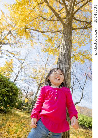 Girls playing in autumn park 19549739