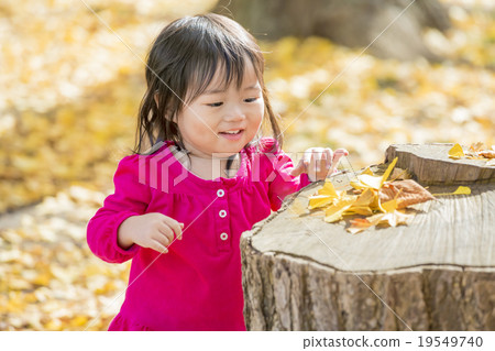 在秋天公園玩耍的女孩 19549740