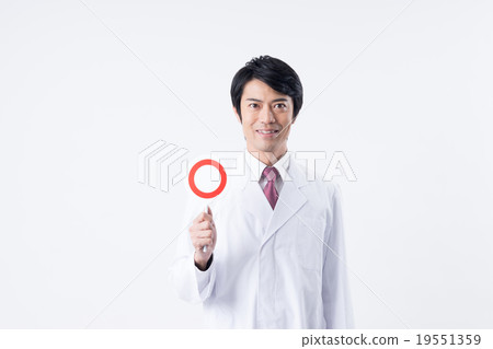 Male male in white coat 19551359