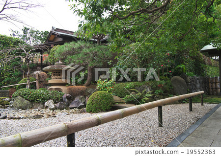 Japanese garden 19552363