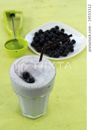 Blueberry milk shake 19553312