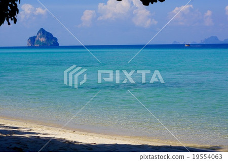 Beautiful beach on Kradan Island, Thailand 19554063