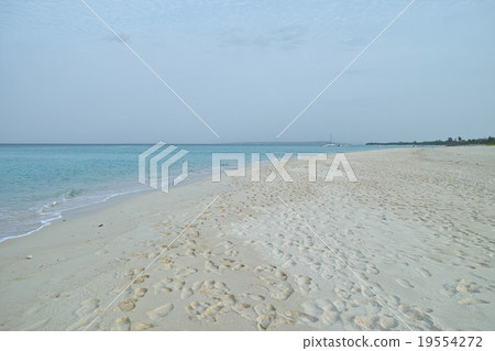 多雲天空Miyakojima Yonaha Maehama海灘 多雲天空Miyakojima Yonaha Maehama海灘 19554272