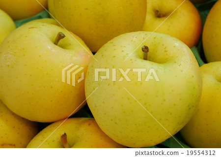 The group of fresh big yellow apples 19554312