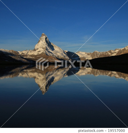Snow capped Matterhorn mirroring in a lake 19557000