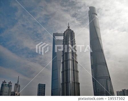 上海浦東陸家嘴右起上海中心大廈、金茂大廈、上海環球金融中心 19557302
