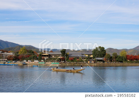 Katsura River in front of Arashiyama Mountain  19558102