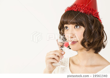 一個女人戴著一頂三角帽和雞尾酒 一個女人戴著一頂三角帽和雞尾酒 19561340