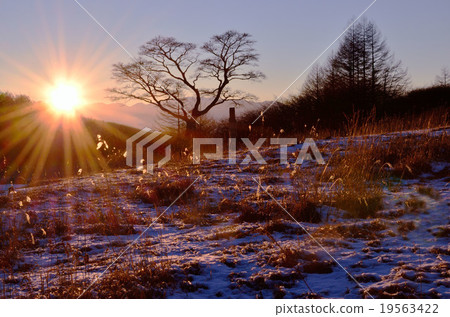 Inukasa山和日落 19563422