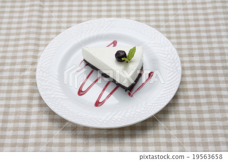 Yogurt cake 19563658