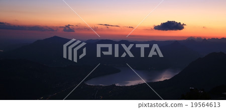 Sunrise over lake Vierwaldstattersee Sunrise over lake Vierwaldstattersee 19564613