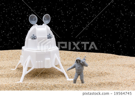 Lander and astronauts: Lander and Astronaut 19564745
