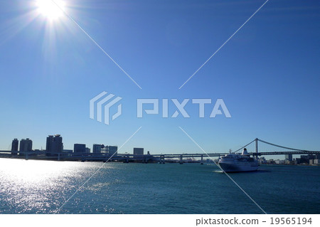 Harumi Pier · Ship cruise ship as seen from the Harumi Passenger Terminal "Pasifi Owakunari" 19565194