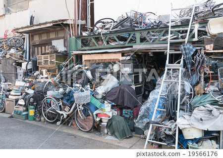 Occupying the road 19566176
