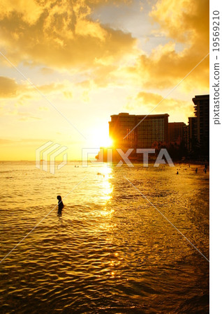 Sunset glow of Hawaii Kuhio Beach Sunset glow of Hawaii Kuhio Beach 19569210
