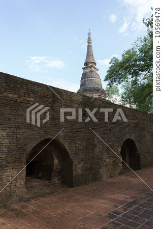 tunnel in wat umong temple, chiang mai 19569478