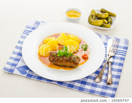 Roulades beef with sauce, mustard and gherkins 19569747