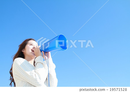 A beautiful, long-haired young lady who supports megaphones in the blue sky 19571528