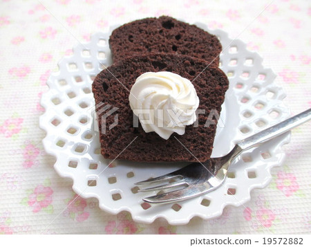 Cocoa pound cake 19572882
