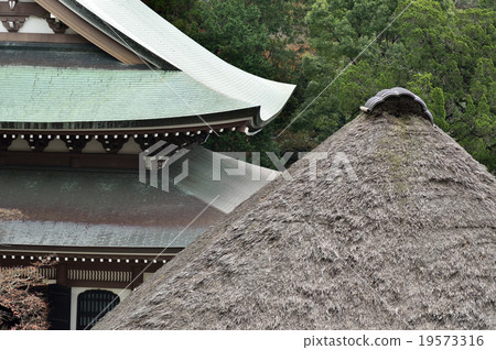 Roof of the Heianjin Temple 19573316