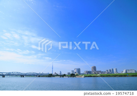 Horikiti橋的風景以及希望秋天的天空，天空樹和荒川的京成線的水邊 19574718
