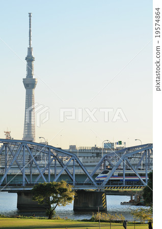 京成市班輪穿過荒川Horikiriki橋與天空樹回來 19574864