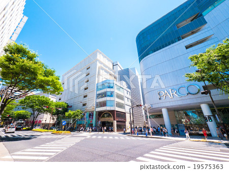 名古屋市街道Otsuru名古屋Parco商店前面爭奪交叉點 名古屋市街道Otsuru名古屋Parco商店前面爭奪交叉點 19575363