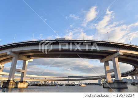 環橋通往彩虹橋 環橋通往彩虹橋 19576224