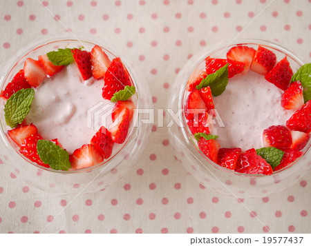 Strawberry mousse Strawberry mousse 19577437
