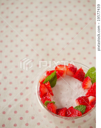 Strawberry mousse on space (vertical position) Strawberry mousse on space (vertical position) 19577439
