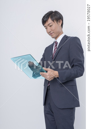操作液晶盤區的商人的圖像 操作液晶盤區的商人的圖像 19578027