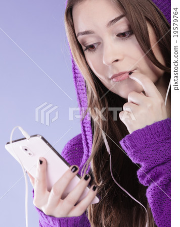 Teen girl with smartphone listening music 19579764
