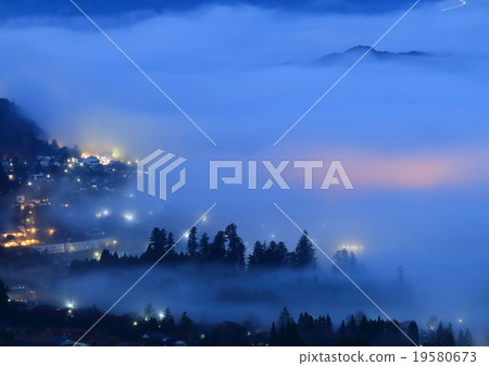 Yufuin (Yufuin) in the morning mist 19580673