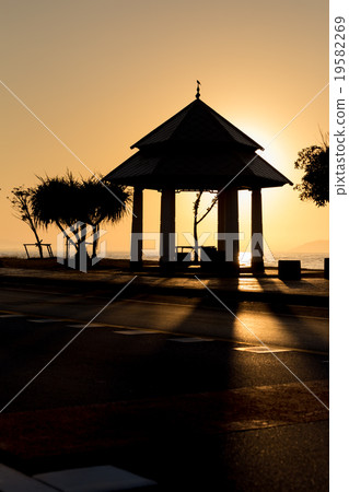 City Hall in the shadows 19582269