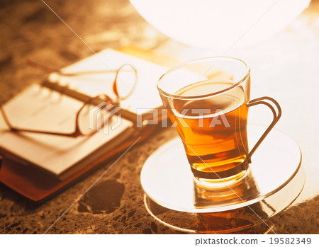 杯玻璃和筆記本和玻璃 19582349