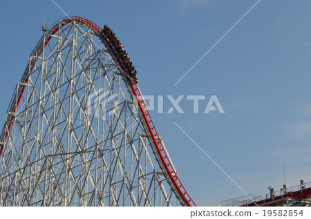 A roller coaster trying to descend 19582854