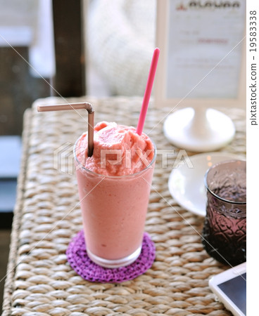 Raspberry-cream smoothie 19583338