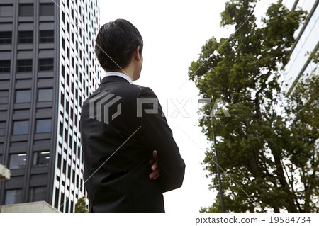 刷新男士西裝的商人在他們的背後30多歲 刷新男士西裝的商人在他們的背後30多歲 19584734