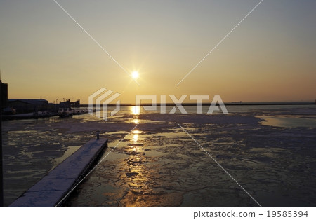 Kushiro harbor in winter Kushiro harbor in winter 19585394
