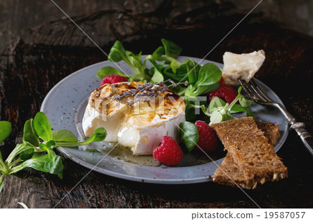 Baked Goat cheese with honey and raspberries 19587057