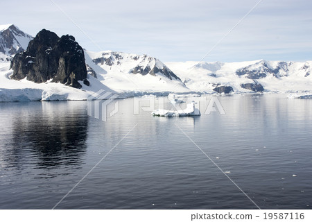 Summer in Antarctica - Coastline of Antarctica 19587116