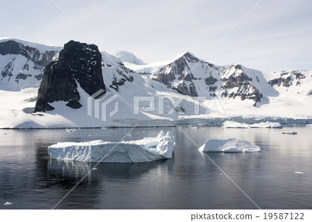 Summer in Antarctica - Coastline of Antarctica 19587122