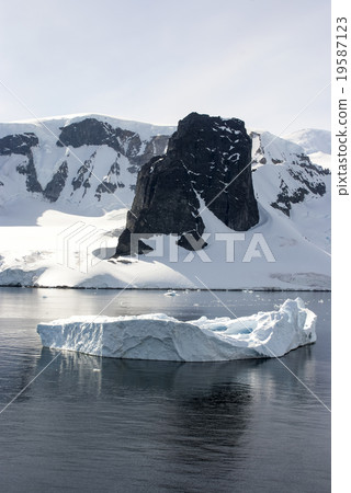 Summer in Antarctica - Coastline of Antarctica 19587123