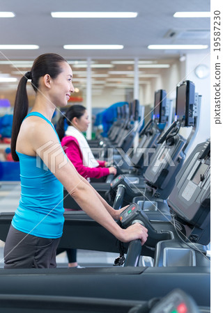 在健身健身房鍛煉的婦女 19587230